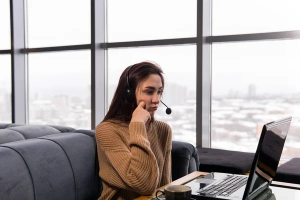 Ragazza conduce qualche trasmissione online dalla caffetteria — Foto Stock