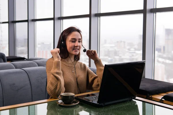 Chica lleva un poco de emisión en línea desde la cafetería —  Fotos de Stock