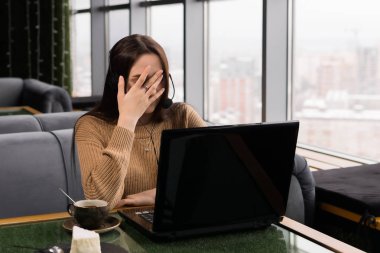 Kız kafeteryadan internet yayını yapıyor. 