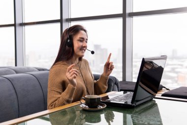 Kız kahve dükkanından bir internet yayınını yönetiyor.