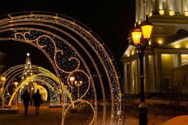 Şehir caddesinde Noel süslemeleri