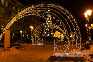Şehir caddesinde Noel süslemeleri