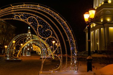 Şehir caddesinde Noel süslemeleri