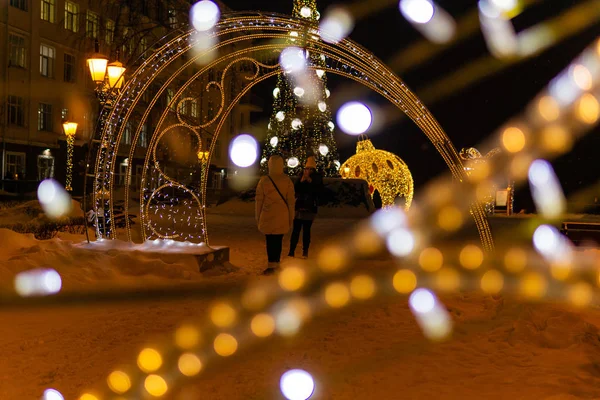 Décorations de Noël dans une rue de la ville — Photo