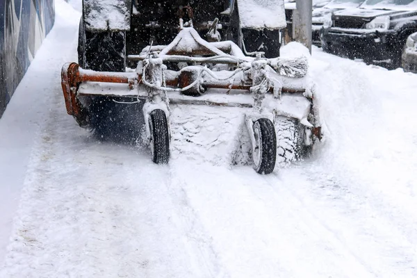 Mechanikus seprő ecset söpri hó le a járdán — Stock Fotó