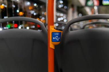 Bulanık bir arkaplanda toplu taşıma araçlarının iç unsurları