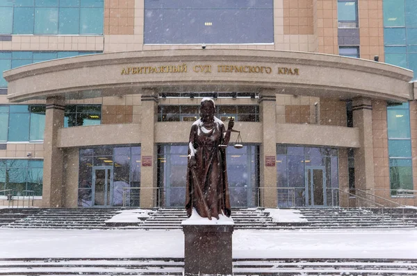 Posąg Themis podczas opadów śniegu przy wejściu do regionu — Zdjęcie stockowe