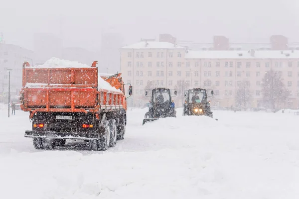 Уборка снега во время сильного снегопада в Перми, Россия — стоковое фото