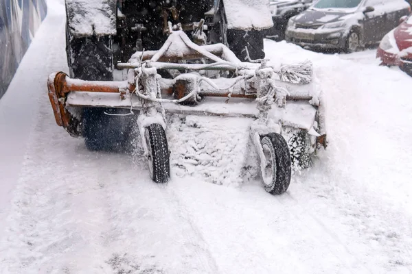 Mechanical sweeper brush sweeps snow off the sidewalk — Stock Photo, Image