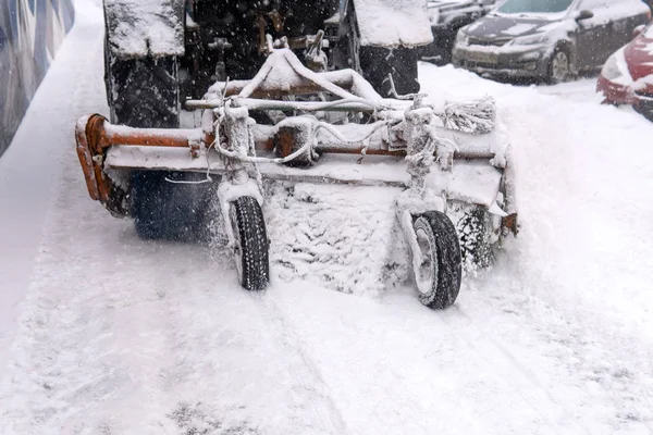 Mechanical sweeper brush sweeps snow off the sidewalk — Stock Image Mechanical sweeper brush sweeps snow off the sidewalk Royalty Free Stock Photos