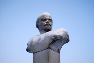Permalı gökyüzüne karşı Vladimir Lenin anıtı karla kaplandı,