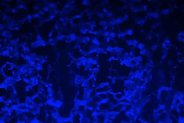 ぼやけた抽象的な背景-割れた氷が青のliによって照らされ — ストック写真