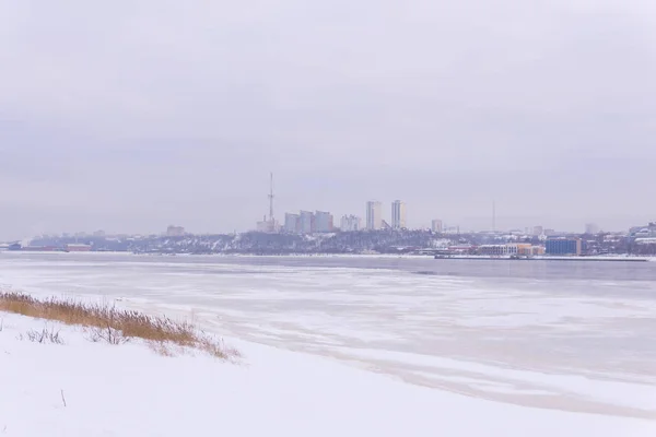 Uitzicht op de stad Perm, Rusland, vanaf de rechteroever van de Kam — Stockfoto