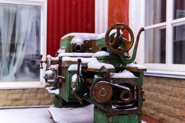 Peralatan usang dinonaktifkan berdiri di salju luar — Stok Foto