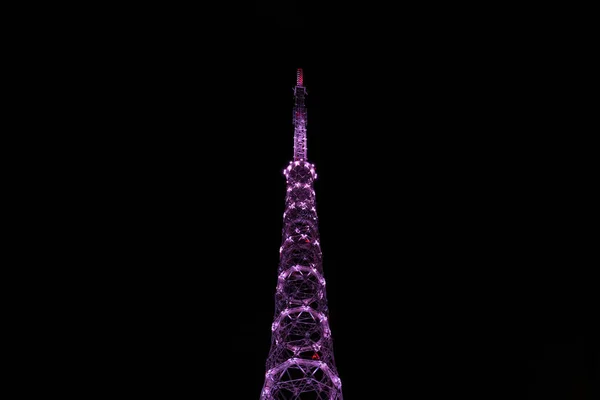 Paarse nacht verlichting van de televisie toren in Perm, Russi — Stockfoto