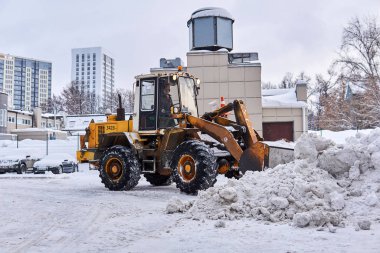 Rusya, Perm 'de karları yükleyen yükleyici