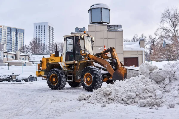 Rusya, Perm 'de karları yükleyen yükleyici