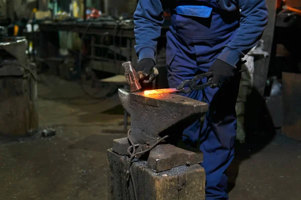 Forja de metal tradicional en una forja — Foto de Stock