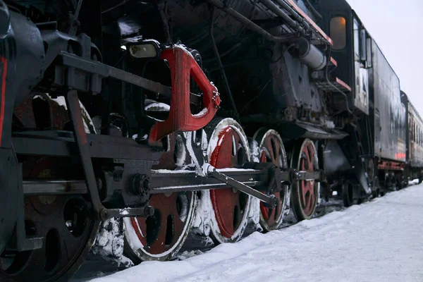 Rodas motrizes de uma locomotiva a vapor velha em pé sobre carris em w — Fotografia de Stock