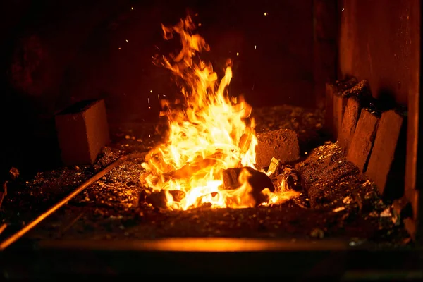 Kovárna s hořícím ohněm a kovářským nářadím nea — Stock fotografie