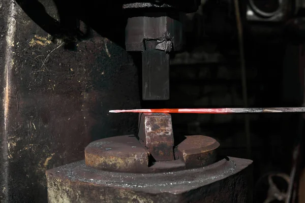 Processing of a hot workpiece with a power forge hammer, close-u — Stock Photo, Image