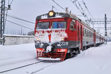 Pe 'deki kış demiryolu kavşağında buz kaplı çoklu birim tren