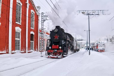 Perm-1 istasyonundan geçen buhar treni, Rusya