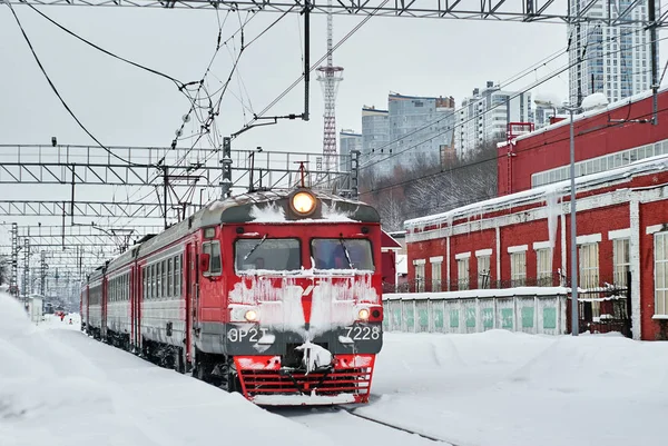 Gelo cobriu o trem de várias unidades na junção ferroviária de inverno em Pe — Fotografia de Stock