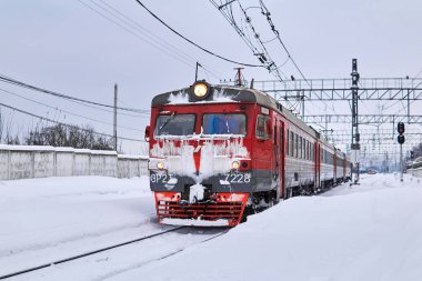 Pe 'deki kış demiryolu kavşağında buz kaplı çoklu birim tren