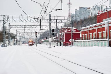 Karla kaplı tren istasyonu çok sayıda trenle geldi.