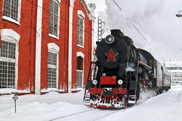 Ατμομηχανή που διέρχεται από το σιδηροδρομικό σταθμό το χειμώνα — Φωτογραφία Αρχείου