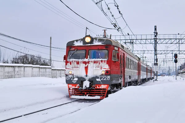 Gelo cobriu o trem de várias unidades na junção ferroviária de inverno em Pe — Fotografia de Stock