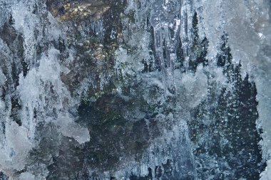 Eriyen bir buzulun altında akan su