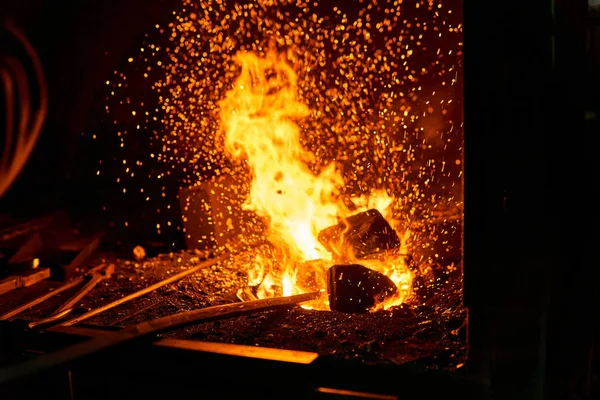 Horno herrero con fuego ardiente y herramientas de forja mintiendo nea — Foto de Stock