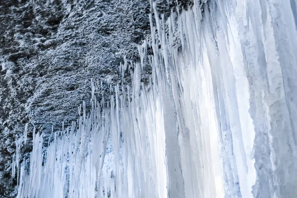 Ijsgordijn onder een bevroren waterval — Stockfoto