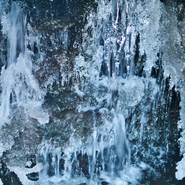 Текучая вода под тающим ледником — стоковое фото