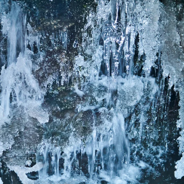 Strömmande vatten under en smältande glaciär — Stockfoto