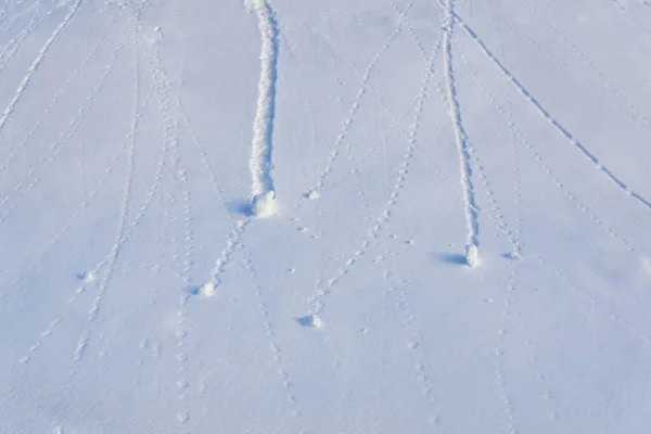 Fond naturel - boules de neige roulant sur la pente laissé trace — Photo