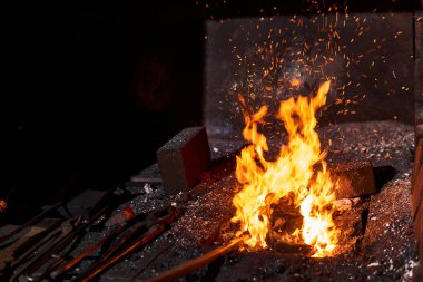 Nalbantlı ocak, yanan ateş ve demir döşeme aletleriyle.