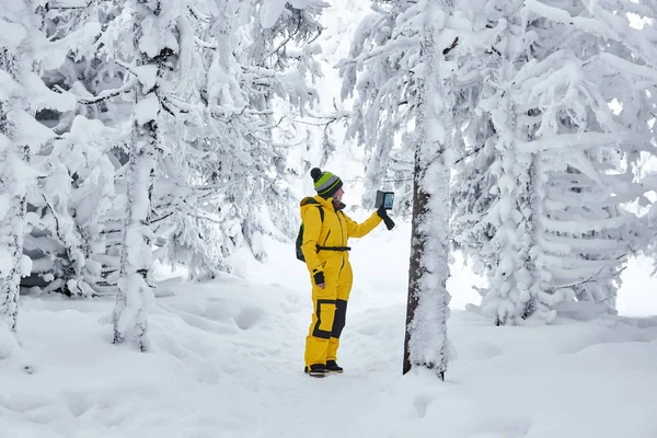 Wanderin im Winterwald nimmt Video mit Smartphone auf — Stockfoto