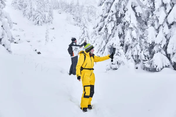 Paar im winterlichen Bergwald macht ein Selfie — Stockfoto