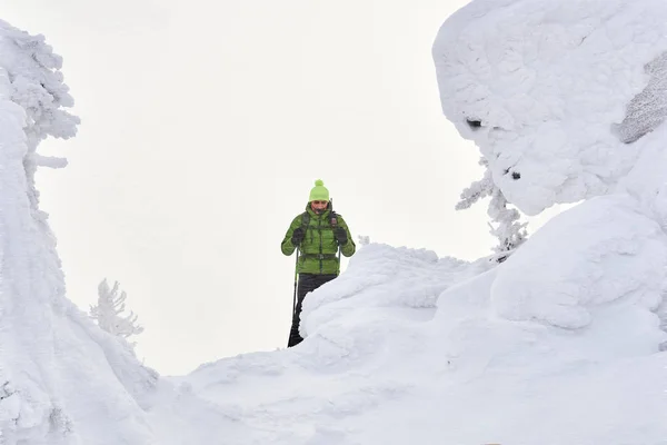Hombre viajero en las montañas de invierno durante una tormenta de nieve —  Fotos de Stock