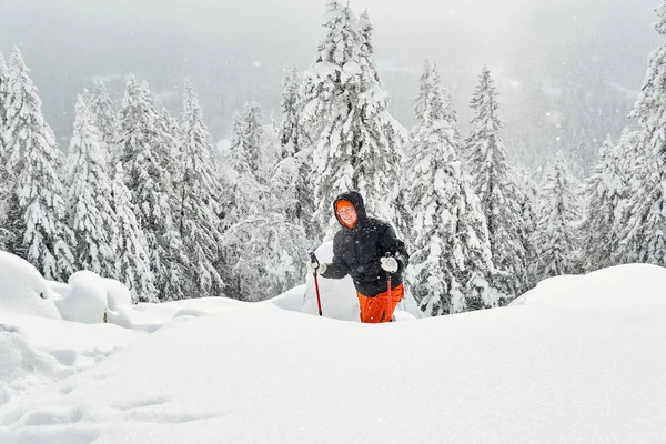 Frau unternimmt Trekking in den Winterbergen — Stockfoto