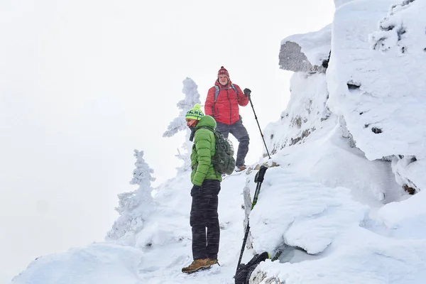 Zwei männliche Reisende in den Winterbergen während eines Schneesturms — Stockfoto