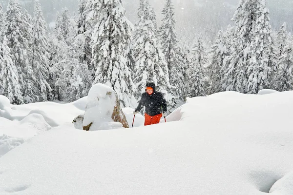 Frau unternimmt Trekking in den Winterbergen — Stockfoto