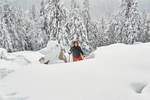 Frau unternimmt Trekking in den Winterbergen — Stockfoto