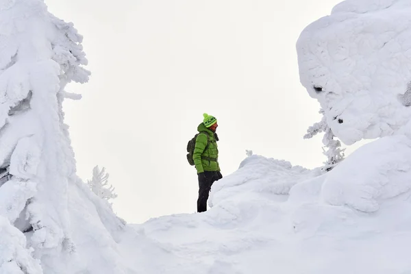 Hombre Viajero Las Montañas Invierno Entre Los Acantilados Nevados — Foto de Stock