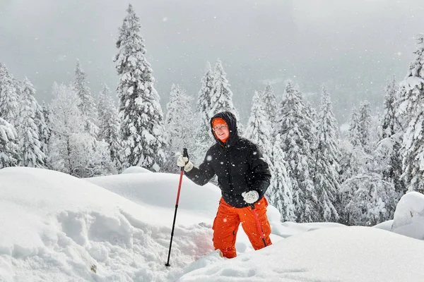 Frau Ist Bei Schneefall Den Winterbergen Unterwegs — Stockfoto