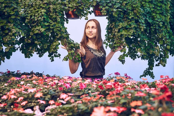 Jovem Mulher Vestido Entre Verdes Decorativos Flores Fundo Azul Claro — Fotografia de Stock