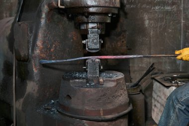 Pnömatik çekiçle sıcak bir iş parçasının işlenmesi, yakın çekim.